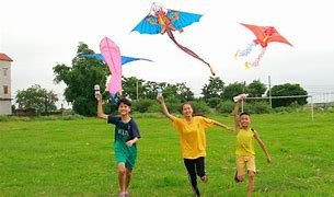 Anak Kecil Bermain Layangan